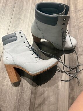 Timberland Women's Light Gray Lace-Up Block Heel Ankle Boots